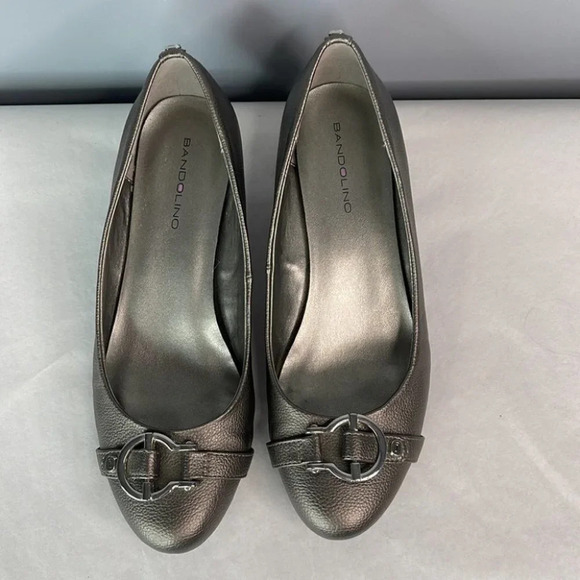 BANDOLINO Metallic Wedge Shoes Pewter Strap Buckle Vegan Leather Size 7.5 - Picture 5 of 12